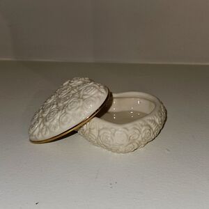 Vintage Rose Detailed Heart Box